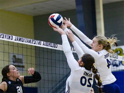 Lydia Gustafson (4) and Gracen Norris (20) battle at the net for the Rams. 