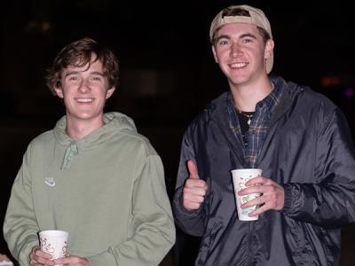 It's "thumbs up" on the hot drinks at Christmas on the Quad. (图片来源:CIU学生摄影师Macey Drye)