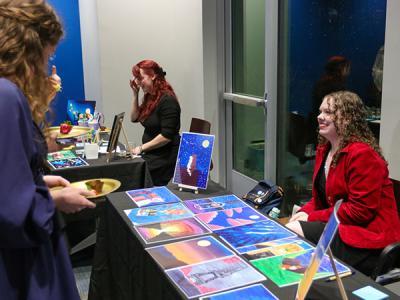 Riley Jones displays her paintings. (摄影:CIU学生摄影师Chariti Mealing) 