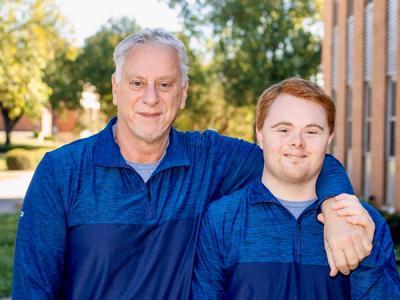 Andrew Olshine and his father CIU professor Dr. 大卫Olshine. (提供照片) 